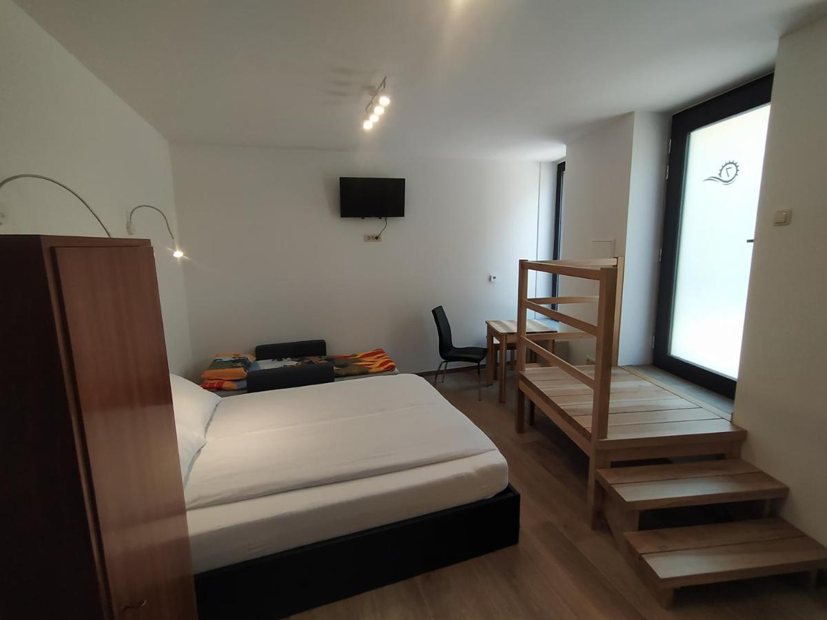 Apartmaji Maln โดเลนิสเก ทอปลิตเซ ภายนอก รูปภาพ